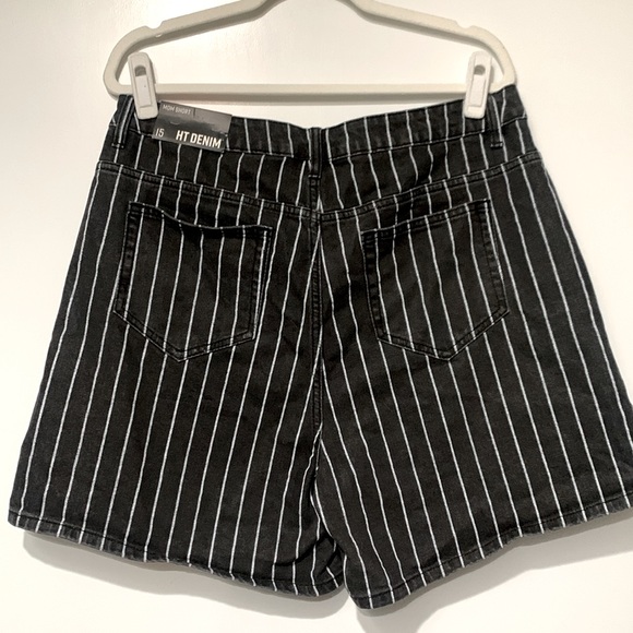 Hot Topic HT Denim Mom High Waist Black & White Vertical Sripe Shorts Size 15 - Picture 4 of 8